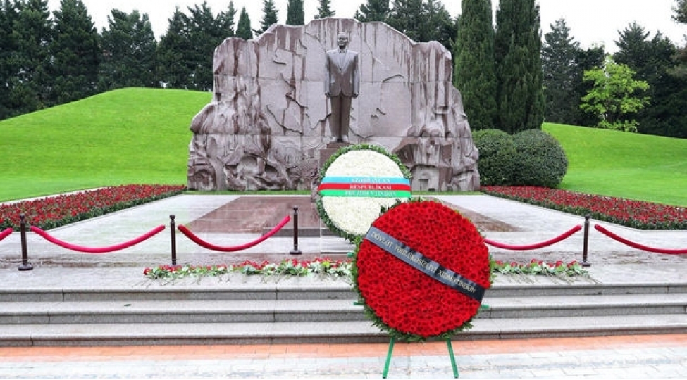 dtx-emekdashlari-ulu-onderin-mezarini-ziyaret-edibler-fotovideo