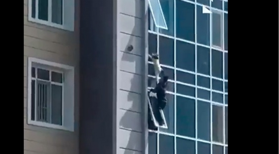 3-yashli-qizi-8-ci-mertebeden-yixilmaqdan-xilas-etdi-video