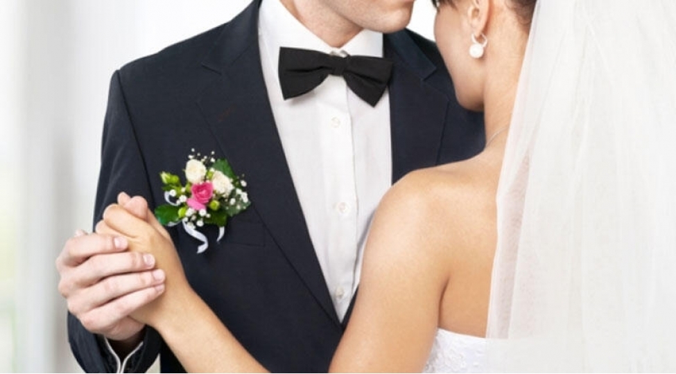 toyda-ishiqlar-sondu-bacilar-bashqasi-ile-evlendiler