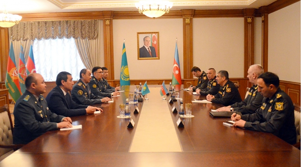 zakir-hesenov-qazaxistan-mudafie-nazirliyinin-bash-keshfiyyat-departamentinin-reisi-ile-gorushub-foto