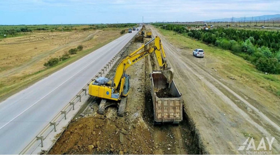 baki-quba-rusiya-yolunda-tikinti-berpa-ishleri-suretle-gedir-video