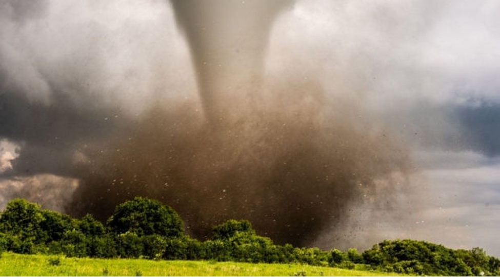 peruda-futbol-matchi-zamani-meydanchani-tornado-burudu