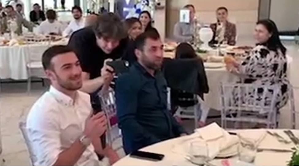 qara-qarayev-qarabagin-chempionluq-tedbirinde-mahni-oxuyub-video