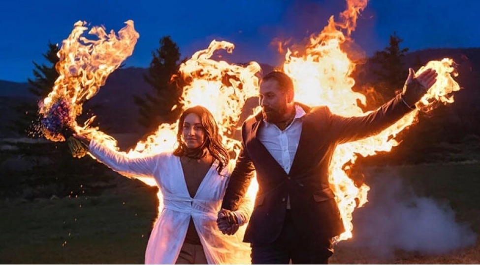 bey-ve-gelin-toy-gunu-ozune-od-vurdu-video