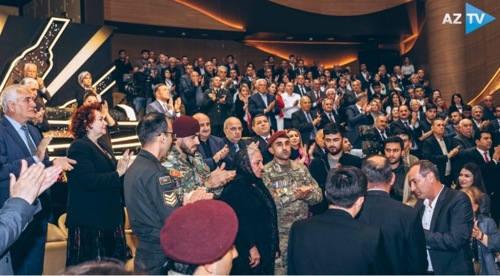 polad-heshimovun-anasi-ayaq-ustunde-alqishlanib-video