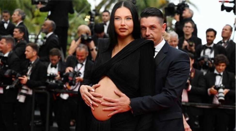 40-yashli-hamile-modelin-qarniachiq-libasi