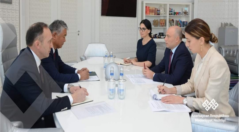 anar-kerimov-sultan-rayevle-gorushub