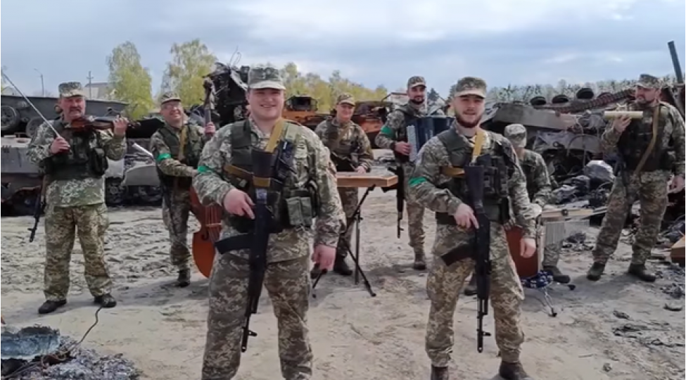 ukraynada-bayraktar-mahnisina-klip-chekilib-video