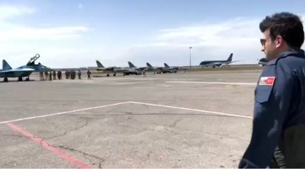 selchuk-bayraktar-ilk-defe-bakida-doyush-teyyaresi-surdu-video