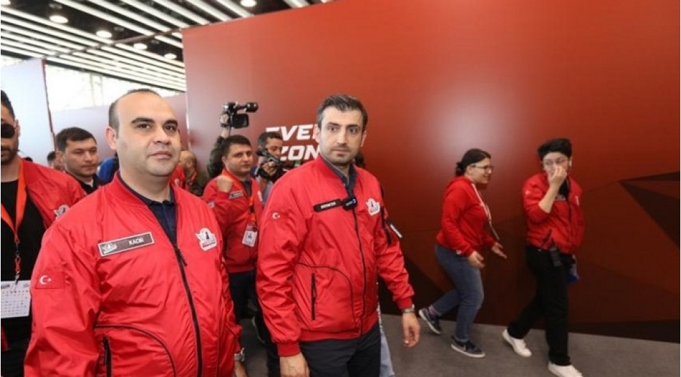 selcuq-bayraqdar-qirici-teyyare-ile-baki-semasinda-uchush-kechirib-video