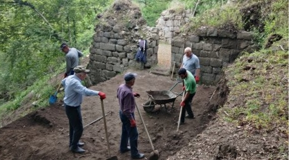 arxeoloqlar-bugurt-qalasinda-tedqiqat-aparir-foto