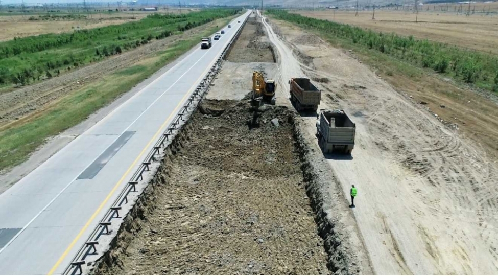 baki-quba-yolunda-yenidenqurma-ishleri-davam-etdirilir-fotovideo