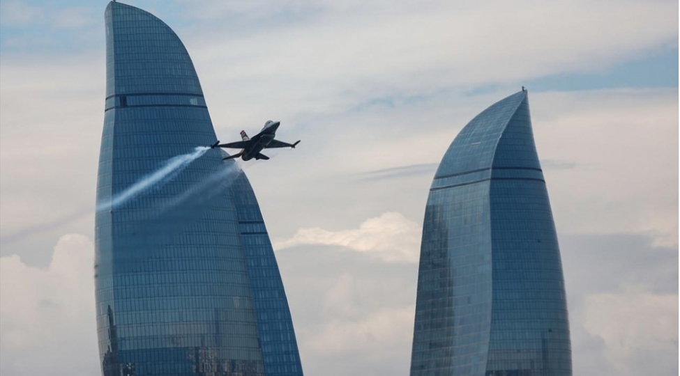 azerbaycan-ve-turkiye-shahinlerinin-baki-semasinda-mohteshem-shousu-teknofest-2022