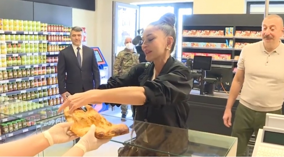 prezident-ilham-eliyev-ve-birinci-xanim-mehriban-eliyeva-agali-kendindeki-marketde-video