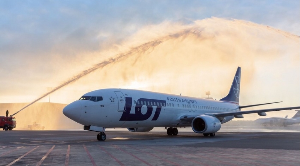 heyder-eliyev-beynelxalq-aeroportu-lot-aviashirketinin-ilk-reysini-qebul-edib