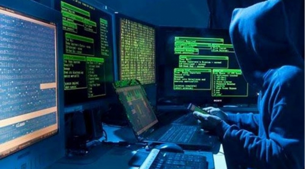 hakerlerin-esas-mushterileri-erlerini-guden-qadinlardir