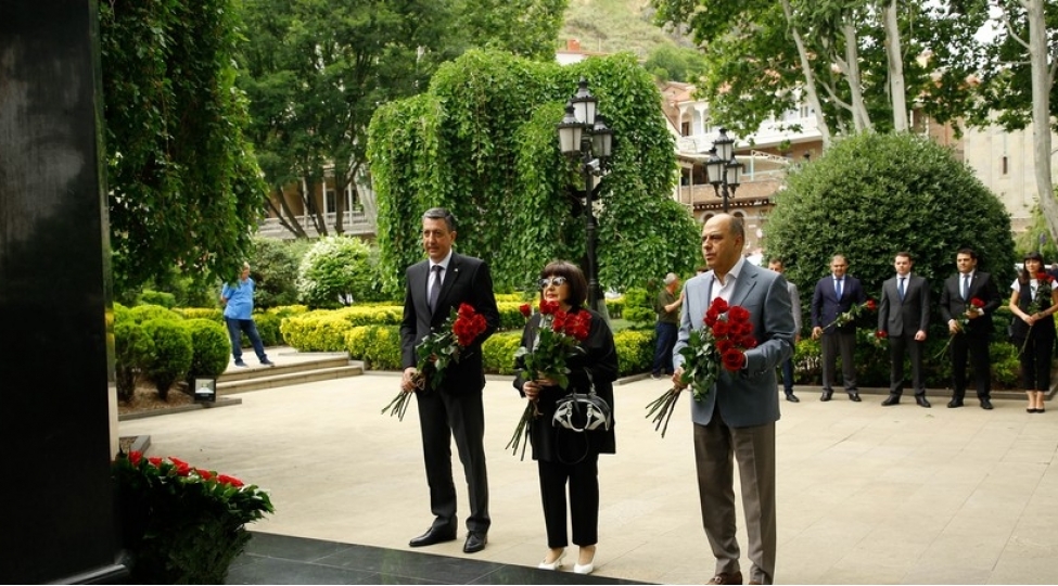 medeniyyet-nazirinin-muavini-gurcustanda-seferdedir