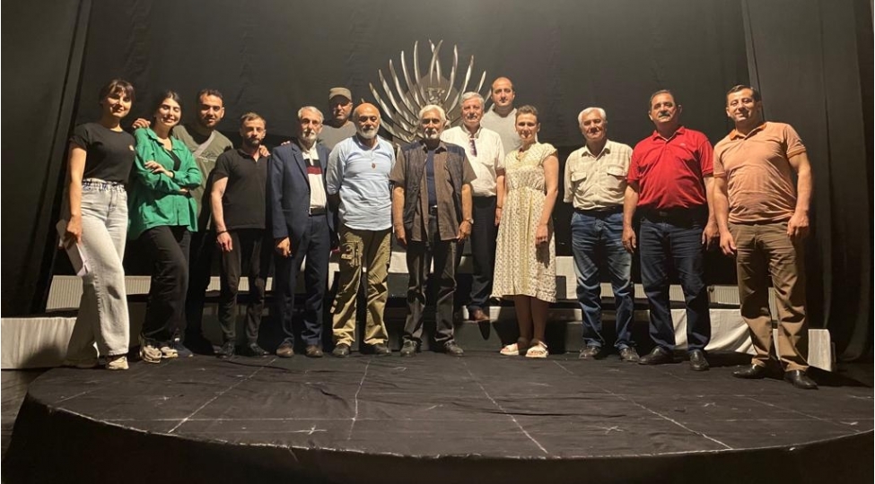 xalq-artisti-vidadi-hesenov-ve-belaruslu-senetshunas-olqa-klip-lenkeran-teatrinda-olublar