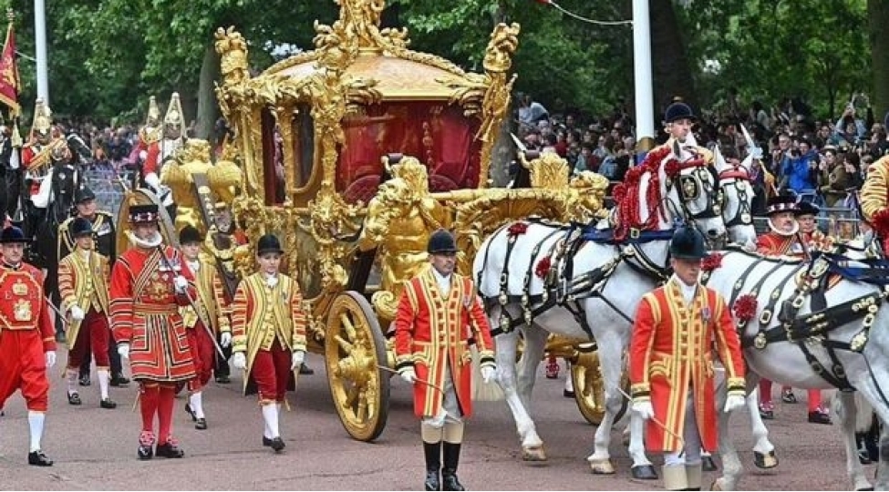 britaniyada-bayram-ishtirakchilarini-kralicha-ii-elizabetin-holoqrami-salamlayib