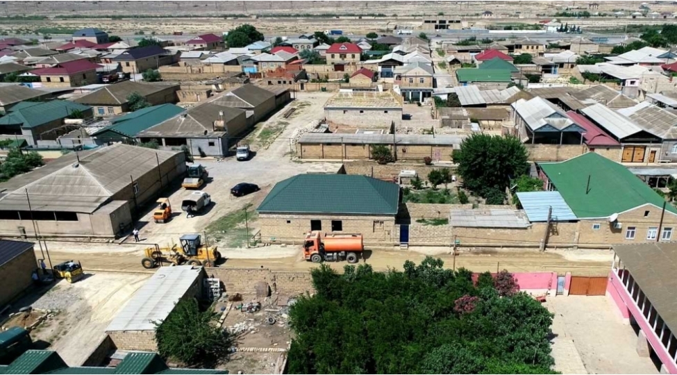 qobustan-qesebesinde-uzunlugu-2900-metr-olan-4-kuchede-temir-ishleri-heyata-kechirilib-fotovideo