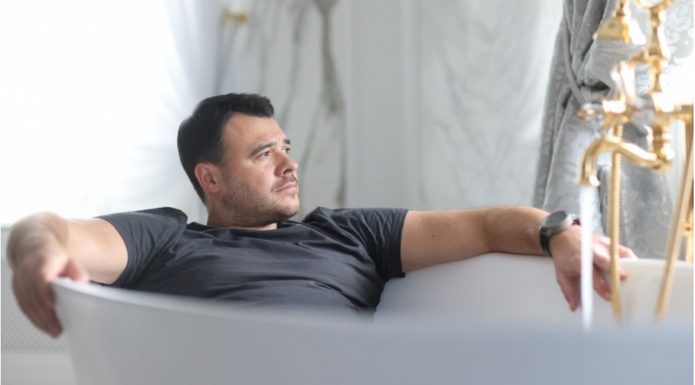 emin-bu-defe-sevgisiz-heyati-numayish-etdirdi-video