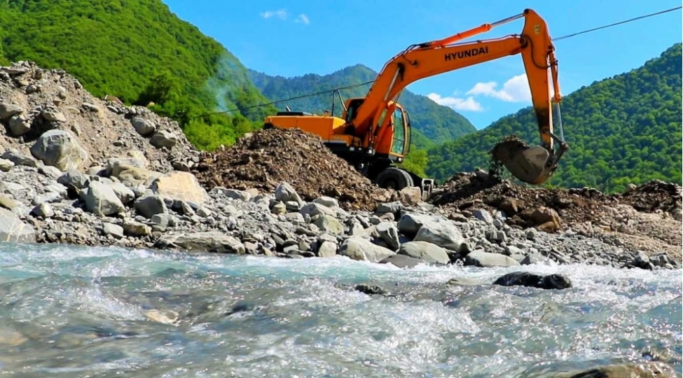 qaxda-ashagi-malax-qachqachay-armudlu-avtomobil-yollari-yeniden-qurulur-fotovideo