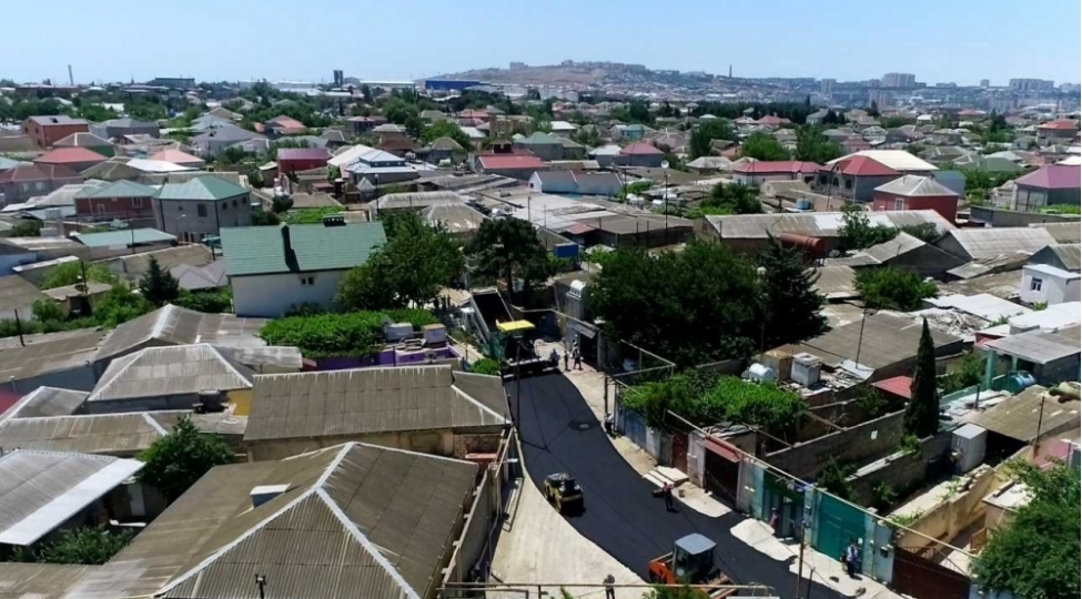 emircan-qesebesinde-mehelledaxili-yollarda-temir-ishleri-aparilir-fotovideo