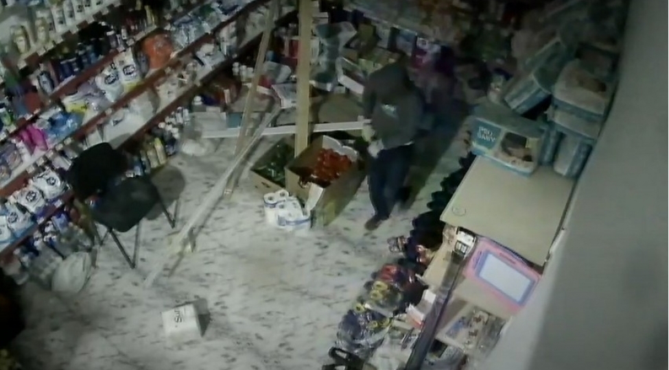 bilesuvarda-magazadan-ogurluq-eden-shexs-kameraya-dushub