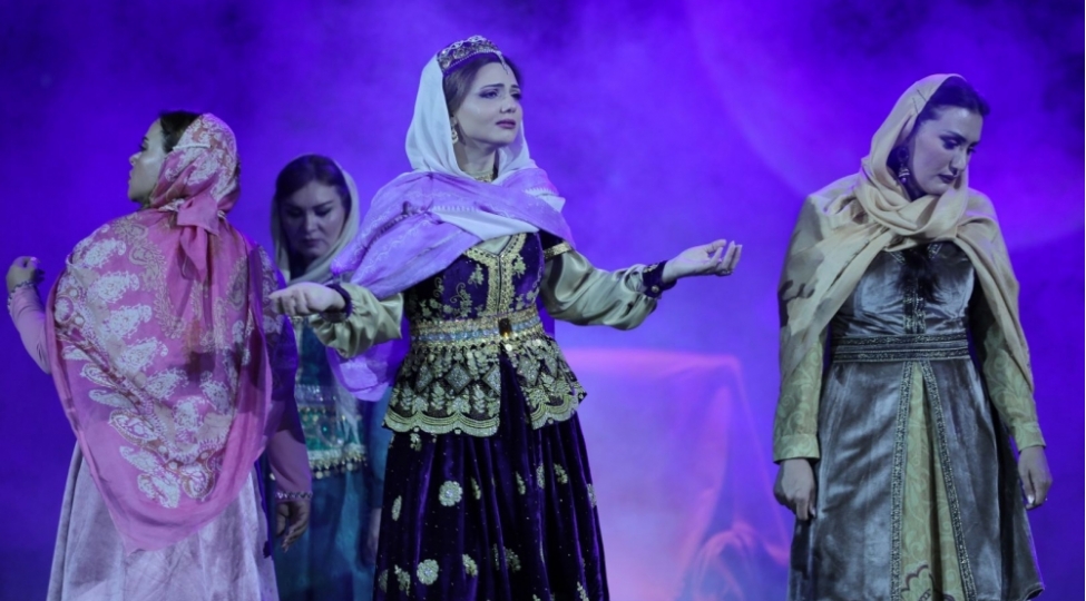 baki-belediyye-teatrinda-xan-qizi-tamashasinin-premyerasi-olub