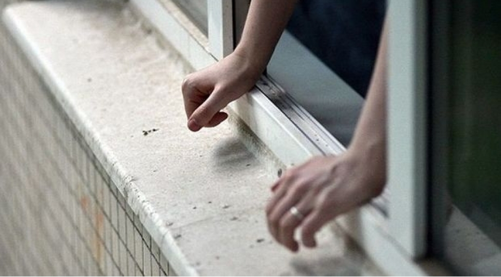 qonshusunun-evine-gizlince-girmek-isteyen-qadin-dorduncu-mertebeden-yixildi