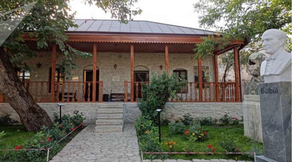 azerbaycan-vokal-senetinin-bulbulu
