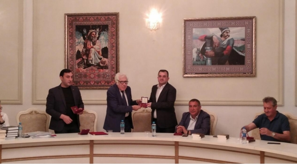 yunus-oguzaturksoy-terefinden-chingiz-aytmatov-medali-teqdim-edildi-foto