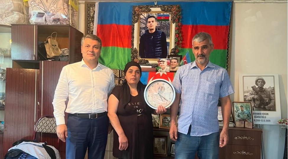 deputat-shehid-ailesini-ziyaret-edib