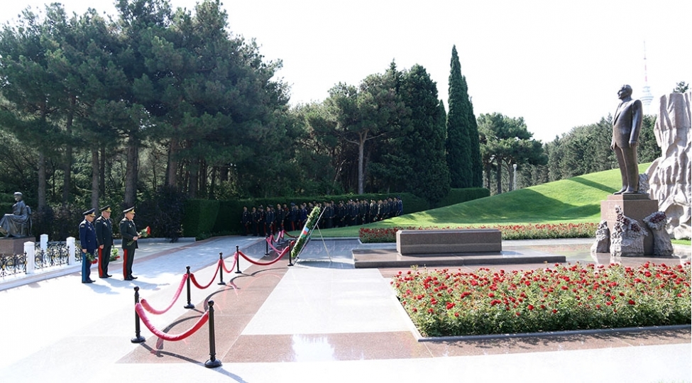 herbchilerimiz-fexri-xiyabani-ve-ikinci-shehidler-xiyabanini-ziyaret-edibler