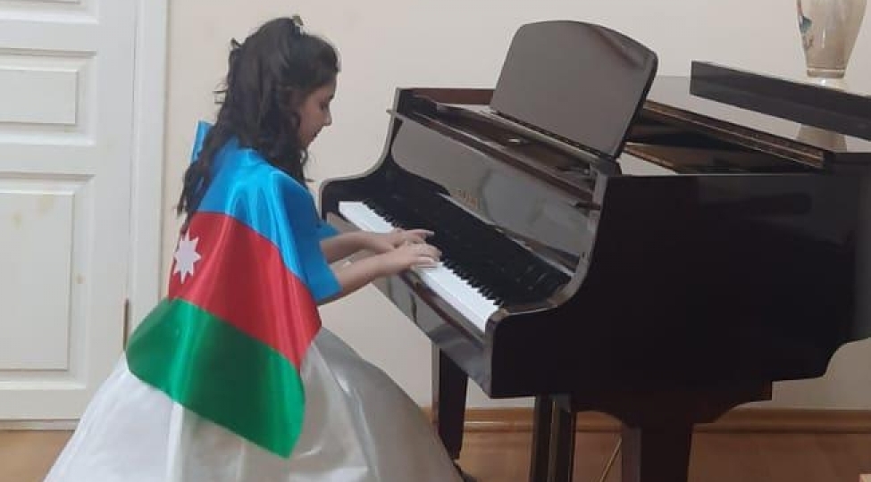 uzeyir-hacibeylinin-ev-muzeyinde-silahli-quvveler-gunune-hesr-olunmush-konsert-foto