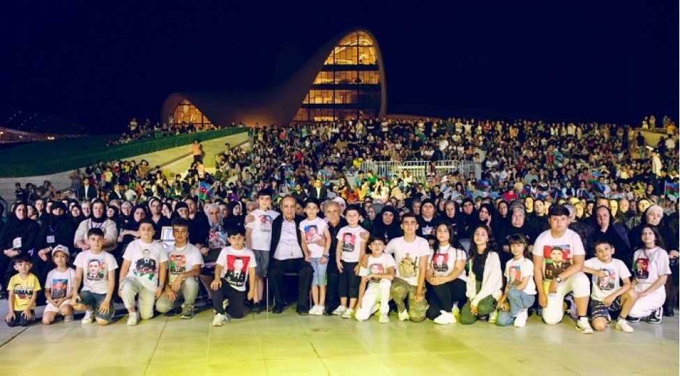 heyder-eliyev-merkezi-shehid-ailelerine-qucaq-achdi-fotovideo