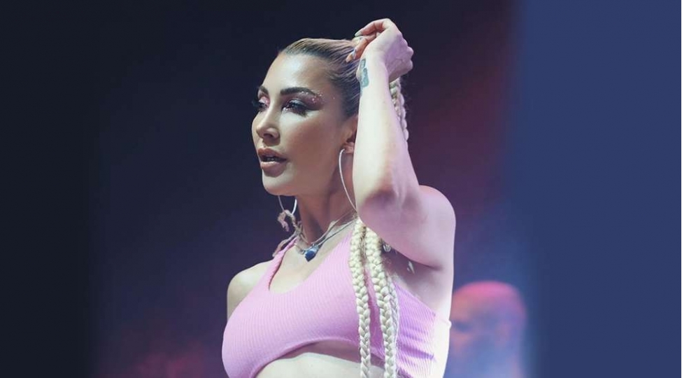 hande-yener-bakiya-gelib