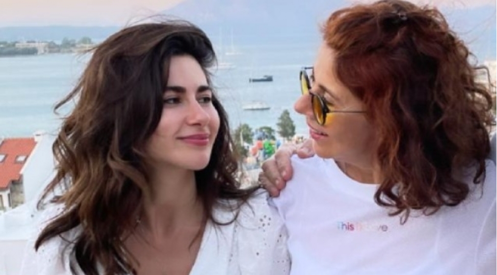 nesrin-cavadzadeden-anasi-ile-bagli-paylashim-foto