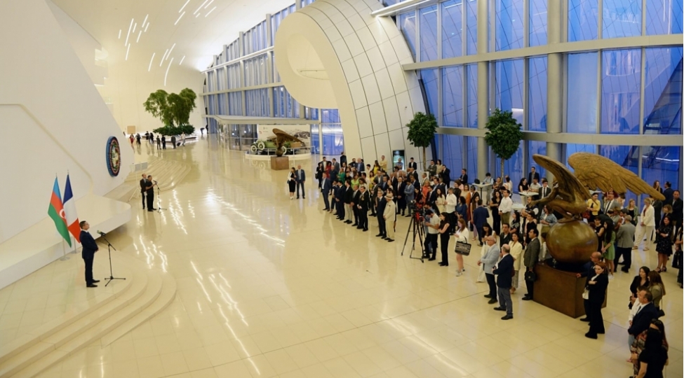 heyder-eliyev-merkezinde-rezanin-daxili-odisseyasi-adli-fotosergi-achilib-foto