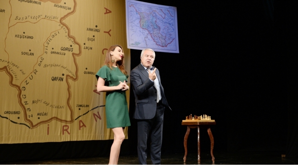 ulu-onder-heyder-eliyeve-hesr-olunmush-burdan-min-atli-kechdi-tamashasi-akademik-milli-dram-teatrinin-sehnesinde-foto