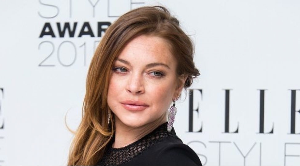 lindsi-lohan-ad-gununde-aile-qurdu