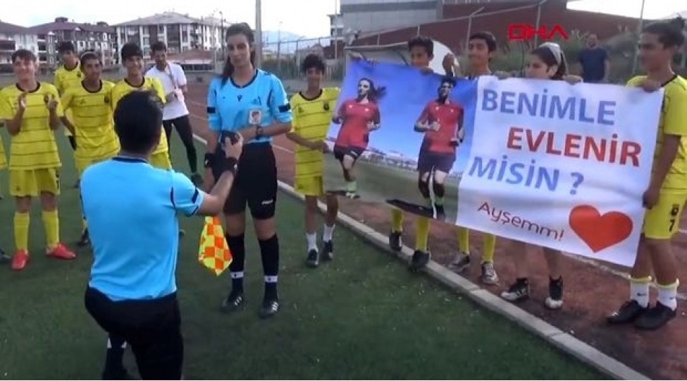 match-zamani-hakim-yan-xettdeki-hemkarina-evlilik-teklif-etdi