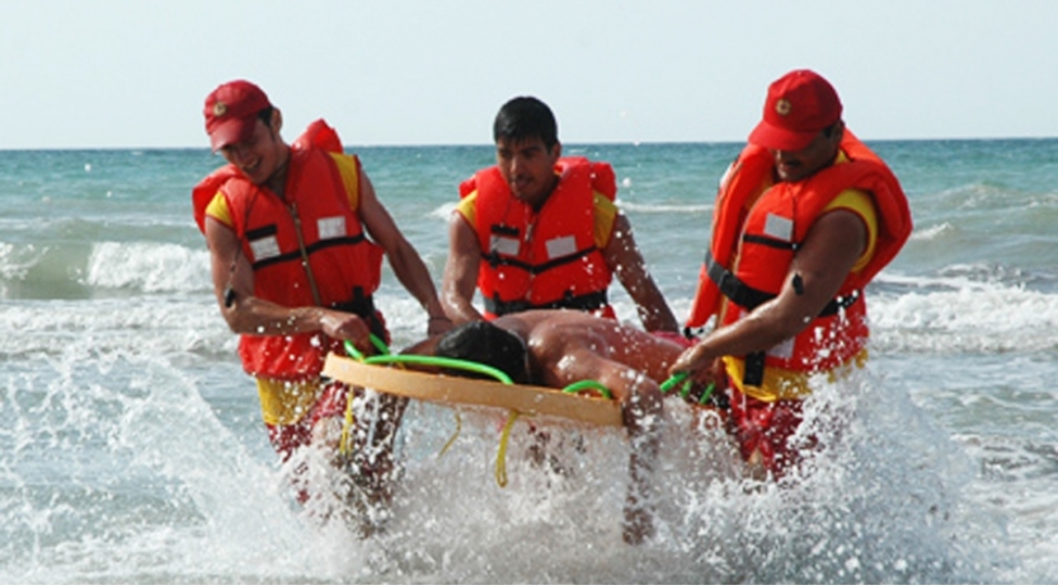 astarada-denizde-batma-tehlukesinde-olan-uch-nefer-xilas-edilib