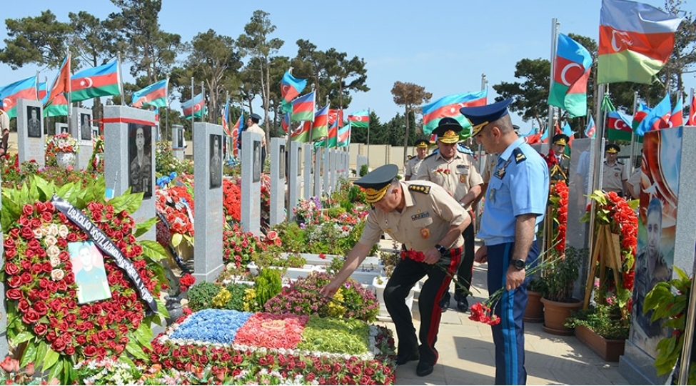 mudafie-nazirliyinin-rehberliyi-ikinci-shehidler-xiyabanini-ziyaret-edib