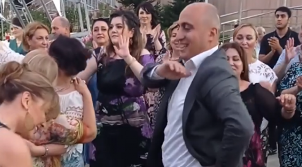 tehsil-naziri-internat-mektebinde-kechirilen-toyda-reqs-etdi-video