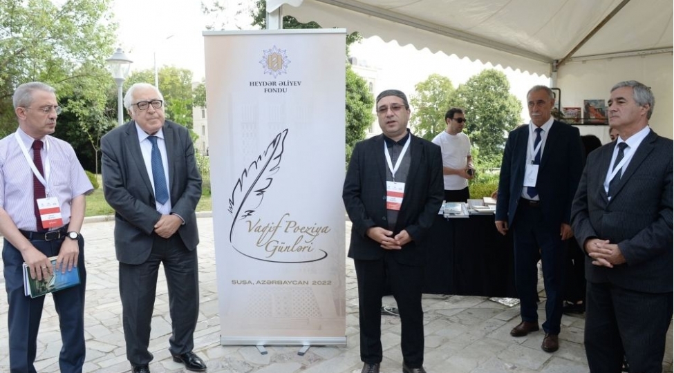 vaqif-poeziya-gunleri-cherchivesinde-kitab-sergisi-teshkil-olunub