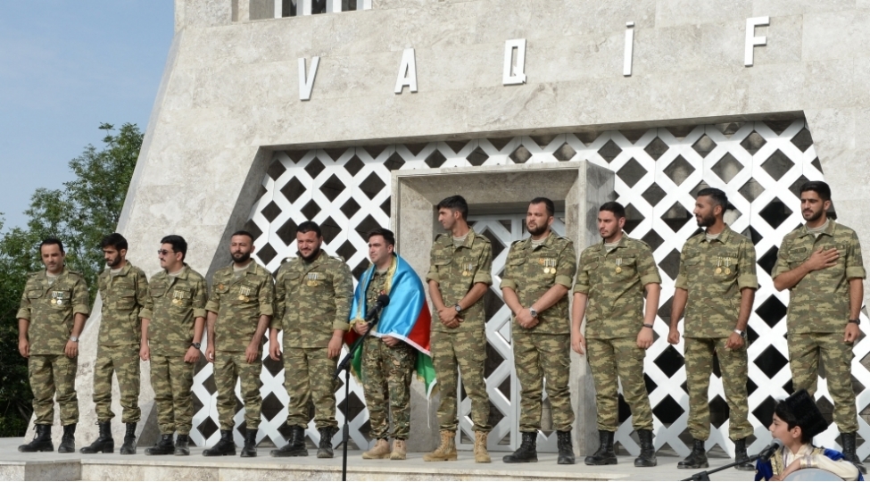 qaziler-vaqif-poeziya-gunlerinde-sheir-deyib-foto