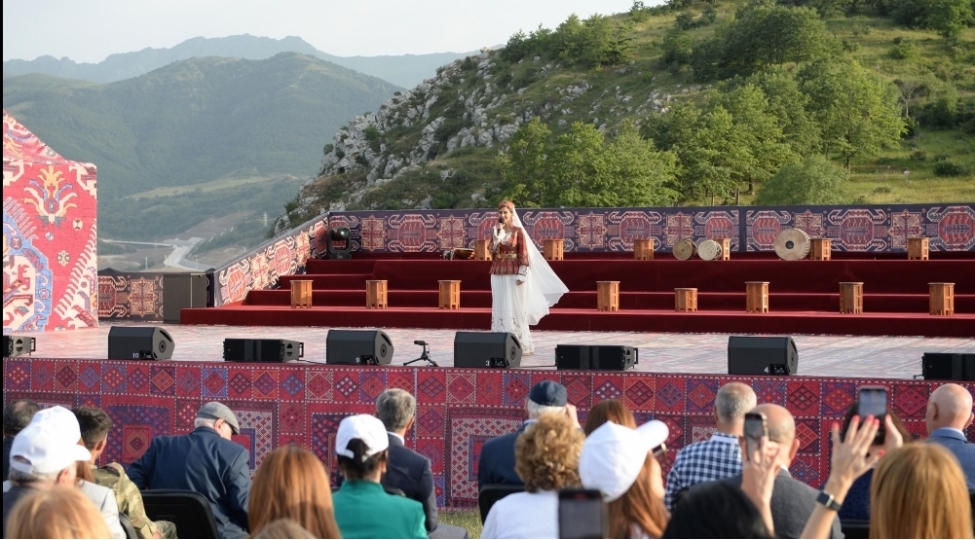 vaqif-poeziya-gunleri-cherchivesinde-cidir-duzunde-konsert-tamasha-teqdim-olunub-foto