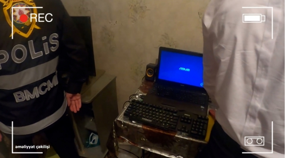 bank-kartlarindan-kulli-miqdarda-pul-vesaitleri-ele-kechiren-shexs-saxlanilib-fotovideo