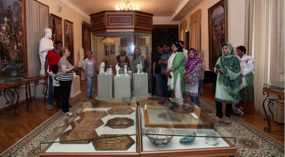 lahor-dovlet-kollec-universitetinin-alimleri-nizami-muzeyini-ziyaret-edib